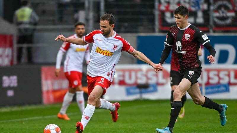 Benedikt Gimber vom SSV Jahn Regensburg (l.) und Merlin Röhl vom FC Ingolstadt kämpfen um den Ball.