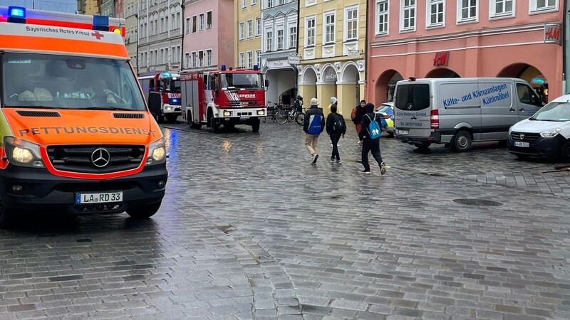 Mehrere Feuerwehrfahrzeuge rückten am Montagvormittag zu einem Bekleidungsgeschäft in der Landshuter Altstadt aus.