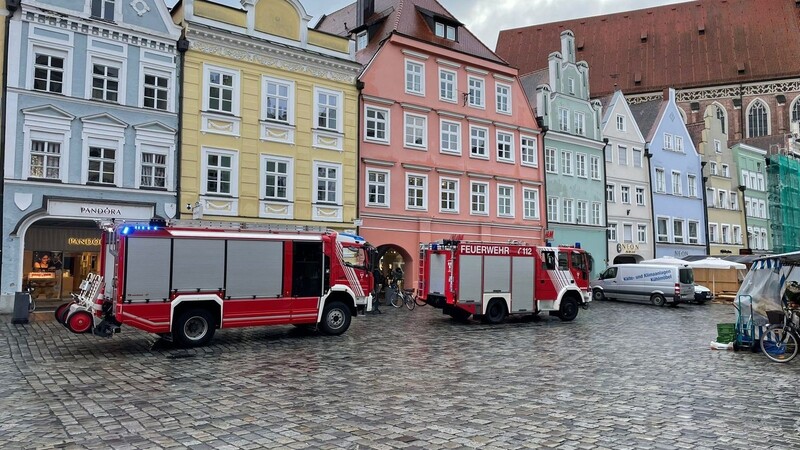Mehrere Feuerwehrfahrzeuge rückten am Montagvormittag zu einem Bekleidungsgeschäft in der Landshuter Altstadt aus.