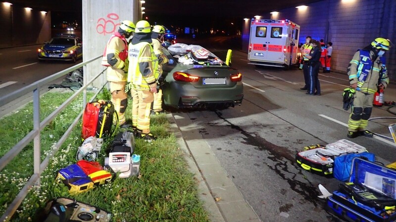 In Regensburg ist am Samstagabend ein Autofahrer gegen einen Brückenpfeiler gekracht.