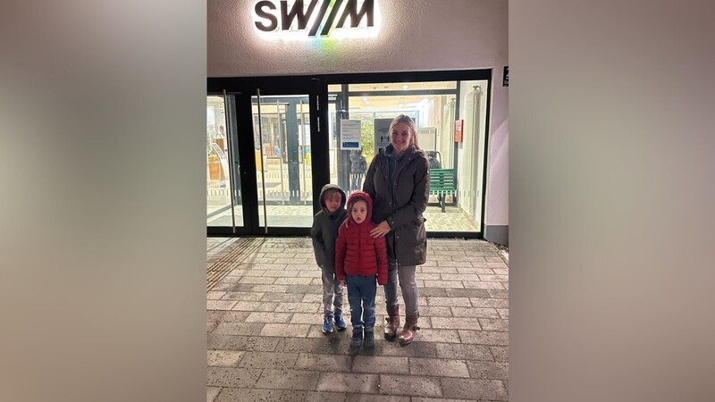 Sie frösteln sogar noch unterm Anorak: Fin (5) und Tom (7) mit ihrer Mutter Sylvia Hucks nach dem Schwimmkurs im Bad Giesing-Harlaching.