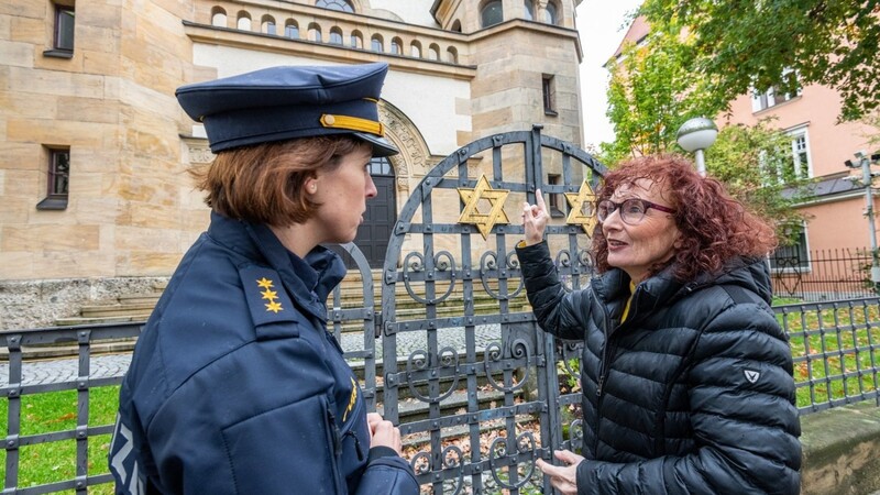 Anna Zisler, Geschäftsführerin der israelitischen Kultusgemeinde, (rechts) und Annette Haberl, Leiterin der Polizeiinspektion, beim Treffen am Donnerstag an der Synagoge.