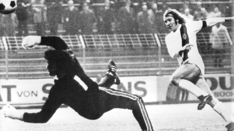 06.10.1973, Mönchengladbach: Gladbachs Günter Netzer (r) überwindet am 20.12.1972 in Mönchengladbach den machtlosen Freiburger Torhüter Urban Klausmann mit einem wuchtigen Schuß.