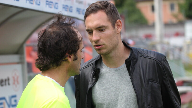 Markus Ziereis (hier im Gespräch mit Trainer Christian Brand) stürmt ab sofort für den SSV Jahn. (Foto: Fabian Roßmann)