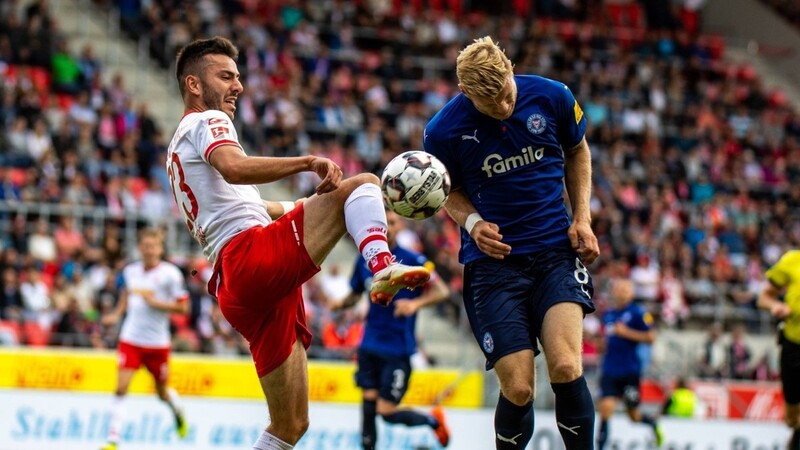 Der SSV Jahn Regensburg um Sargis Adamyan will die gute Leistung vom Spiel gegen Kiel in Bielefeld bestätigen.