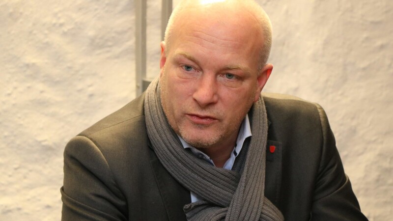 Joachim Wolbergs beim Interview. Mit großem Nachdruck bezieht der suspendierte Regensburger OB Position.