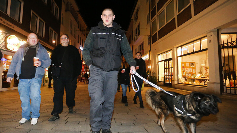 In immer mehr Städten (wie hier in Düsseldorf) ziehen nach den Übergriffen in Köln nachts Bürgerwehren durch die Straßen. Nun wollen auch einige Landshuter nachziehen. Der Polizei bereitet das Sorgen.