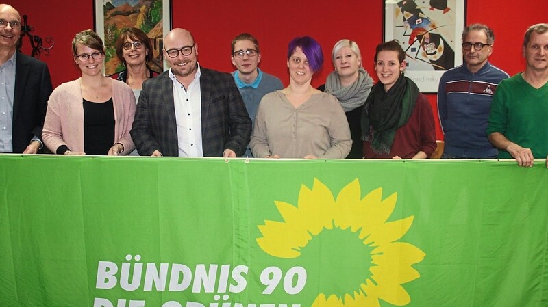 Diese zehn Kandidaten führen die Kreistagsliste der Grünen an. Landratskandidatin Andrea Leitermann ist hochzufrieden: "Die Liste ist jünger und weiblicher geworden, das freut mich sehr."  Foto: Geiling-Plötz