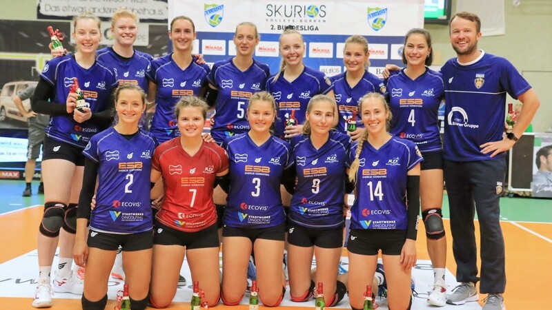 Die Mannschaft des TV Dingolfing nach der Niederlage im "Super-Cup" der 2. Volleyball-Bundesliga. Am Samstag beginnt der Ligabetrieb für die "Dingos".