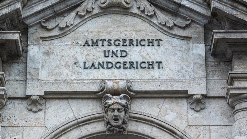 Am Landgericht Regensburg steht ab Dienstag ein Mann vor Gericht, der in Neustadt an der Donau einen Menschen getötet haben soll (Symbolbild).