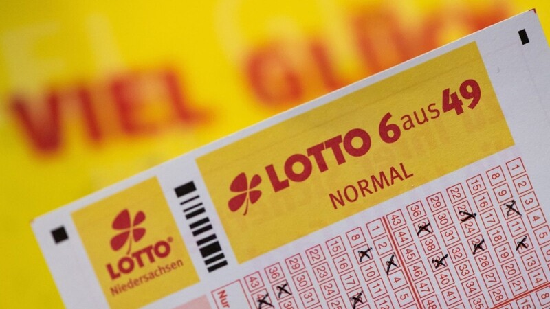 Ein Lottoschein mit der Aufschrift "Lotto 6 aus 49".