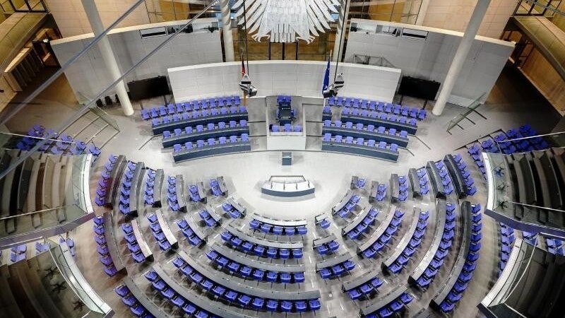 Blick in den Plenarsaal des Bundestags im Reichstagsgebäude. (Archivbild).