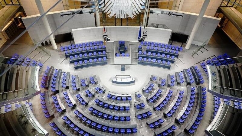 Blick in den Plenarsaal des Bundestags im Reichstagsgebäude. (Archivbild).