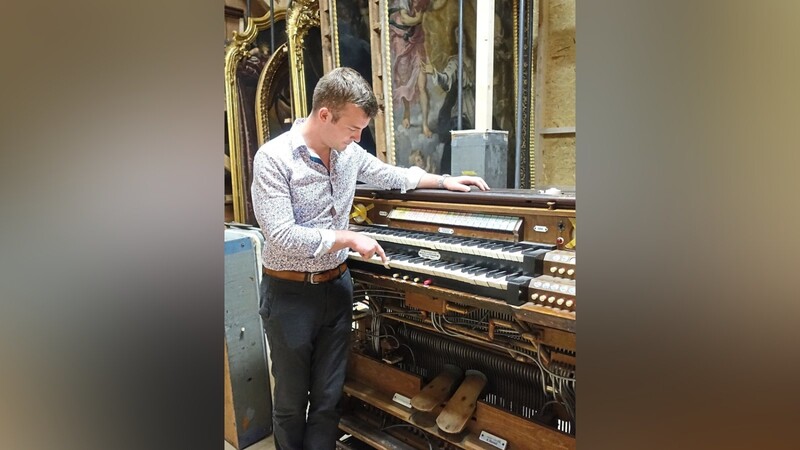 Chorregent Lorenz Höß am Spieltisch der restaurierungsbedürftigen Steinmeyer-Orgel im Lagerraum der Jesuitenkirche.