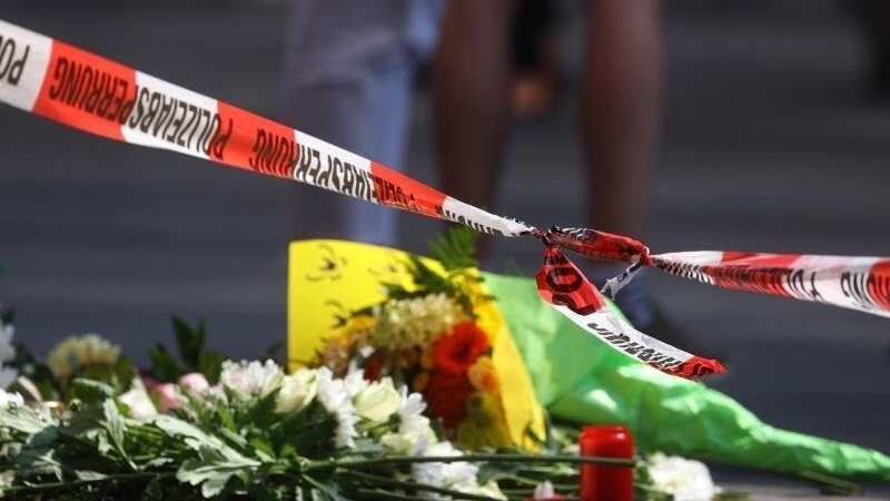 Mit Blumen und Kerzen wird der Opfer von Würzburg gedacht.