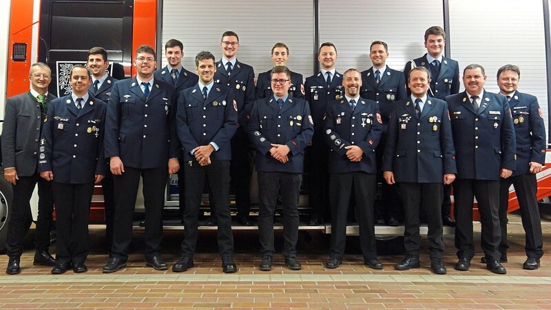 Die zum Haupt-, Ober- und Feuerwehrmann Ernannten, die für das Dienstalter Geehrten sowie die neuen Atemschutzgeräteträger und Maschinisten.