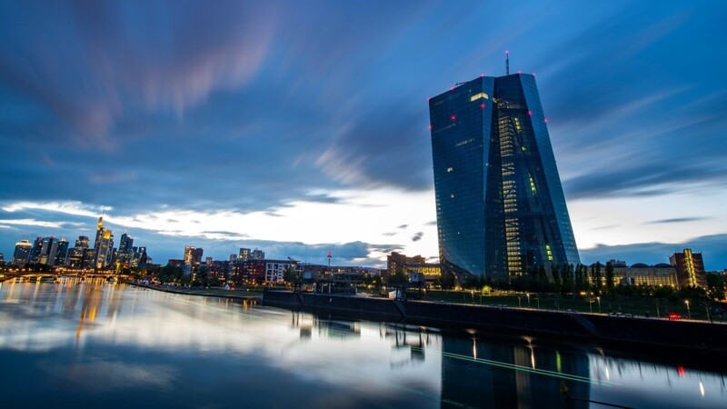 Die abendliche Banken-Skyline und die Europäische Zentralbank in Frankfurt.Die EZB tut alles, damit die Zinsen niedrig bleiben, auch auf die Gefahr hin dass die Inflation für längere Zeit zurückkehrt.