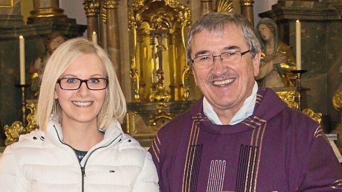 Pfarrer Werner Gallmeier überreichte Christina Zollner als Dankeschön ein Geschenk