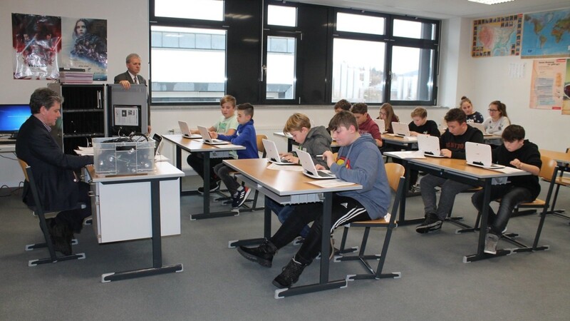 Deutschstunde in der Klasse 7c: Die Schüler üben gerade Pronomen. Das Übungsblatt können sie dann am angeschlossenen Drucker ausdrucken und ihrem Lehrer, Konrektor Helmut Maier, vorlegen.