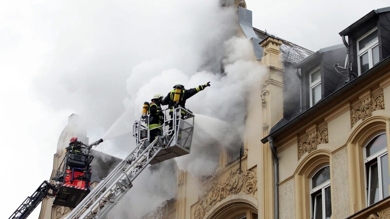 Die Feuerwehr löscht einen Brand. Bei einem Brand in Plauen sind am Montag zwei Menschen ums Leben gekommen. Vier weitere wurden verletzt, einer von ihnen schwer.