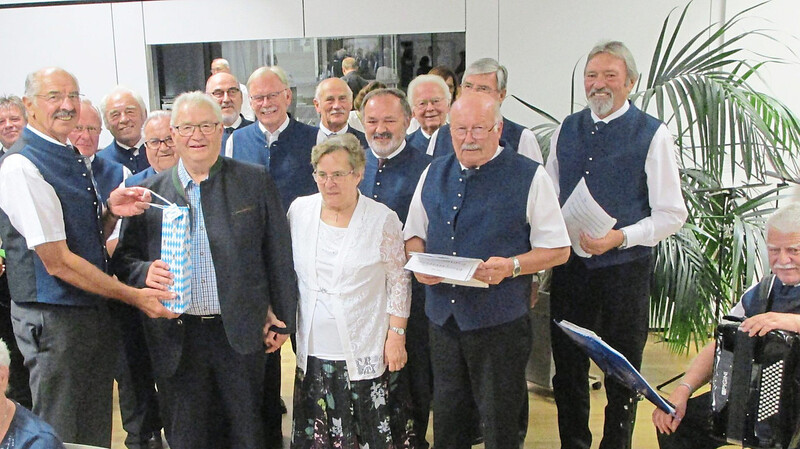 Stellvertretender Landrat Alfons Satzl überreichte im Auftrag des Bürgermeister-Chors dem Jubilar mit Beisein seiner Frau Agnes ein Präsent zu dessen 75. Geburtstag.