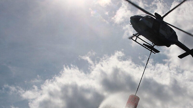 Wasserabwurf vom Hubschrauber aus  Fotos: