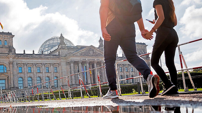 Ruhe nach dem Sturm: Das Reichstagsgebäude in Berlin präsentiert sich am Montag wieder in friedlicher Würde.