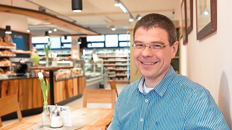 Redet so gerne über Landshut, dass sogar sein Kaffee unberührt bleibt und kalt wird: Stefan Müller-Kroehling, OB-Kandidat der ÖDP, hier an einem seiner Lieblingsorte, einem Café in einem Bio-Markt an der Inneren Münchener Straße.