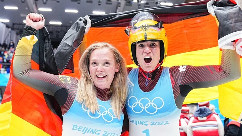 Natalie Geisenberger (r.) und Anna Berreiter bejubeln den deutschen Doppel-Erfolg.