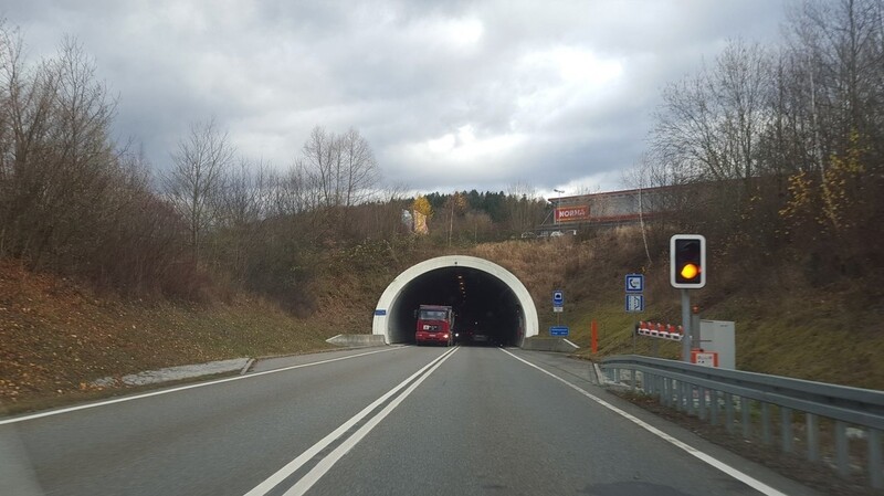 Wegen Wartungsarbeiten wir der Riedbergtunnel in Regen in der Nacht zum Freitag vorübergehend voll gesperrt.