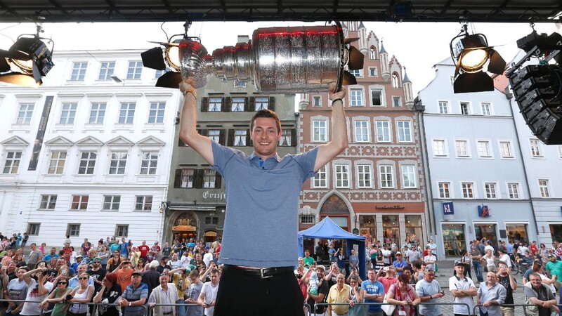Tom Kühnhackl hat den Stanley Cup, die begehrteste Eishockey-Trophäe der Welt, in seine Heimatstadt Landshut gebracht.