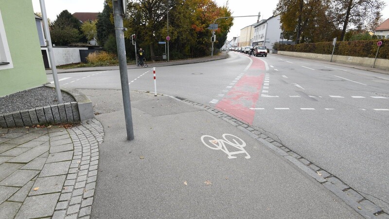 Ein verkehrstechnisch durchaus schwieriges Eck ist die Einmündung des Pfarrbrückenwegs in die Frontenhausener Straße.