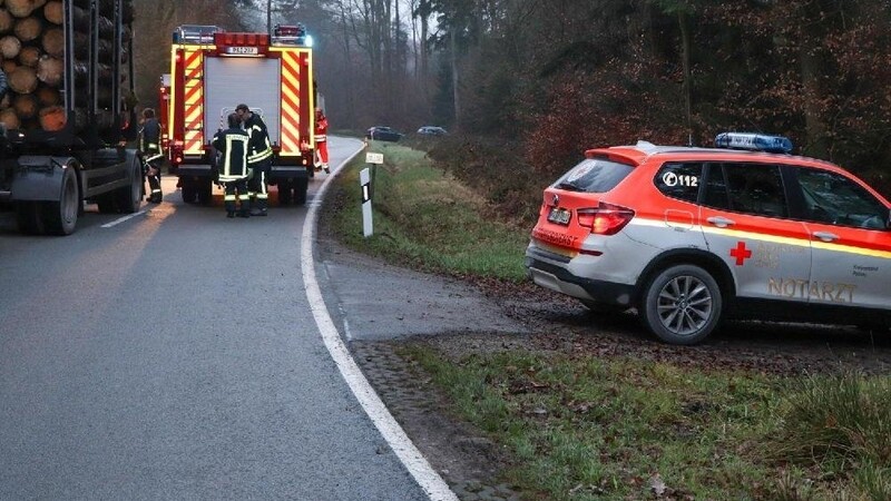 Schwerer Unfall am Freitagmorgen bei Vilshofen im Landkreis Passau. Dabei kollidierte ein 20-jähriger Autofahrer mit einem Holztransporter.