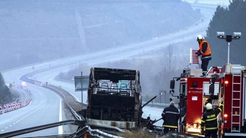 Der ausgebrannte Bus auf der Autobahn in Westbulgarien.