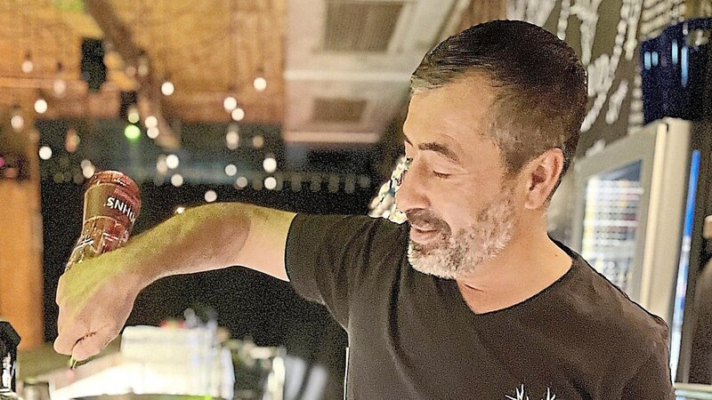 Der Touchdown gehört zu den beliebtesten Cocktails, weiß Barkeeper Mustafa Demir.