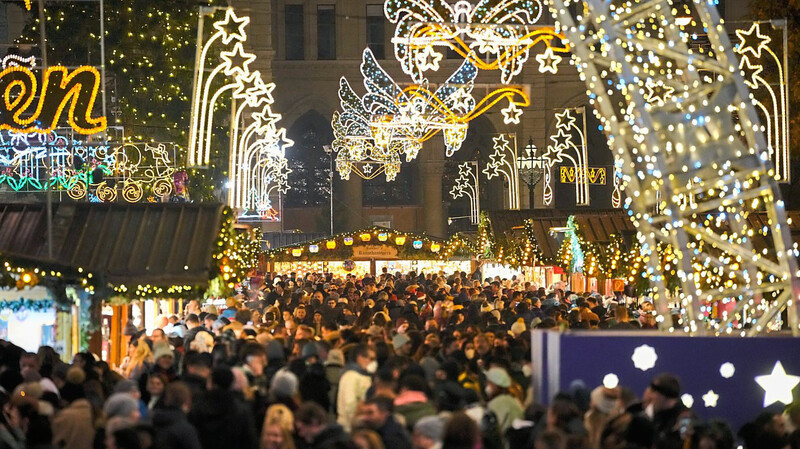 Seit Montag befindet sich Österreich im Lockdown - am Tag davor besuchten zahlreiche Menschen noch schnell den Weihnachtsmarkt.