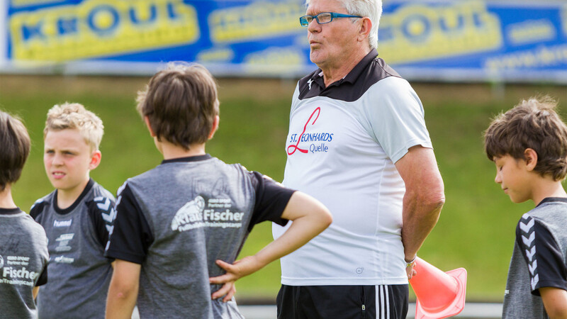 Werner "Beinhart" Lorant trainierte im Rahmen der Klaus-Fischer-Fußballschule 14 Kinder und sprach über die Münchner "Löwen". (Foto: Harry Schindler)