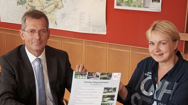 Bürgermeister Helmut Steininger und Kulturamtschefin Christine Krönner präsentieren das Programm zur Einweihung des Mehrgenerationenparks.