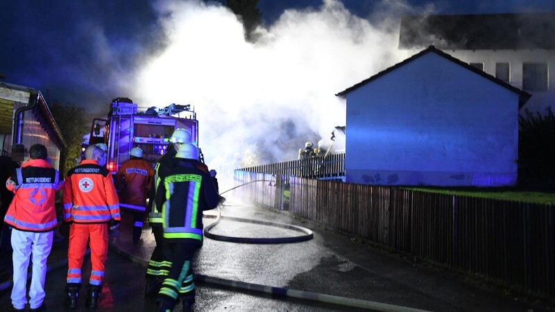 Die Feuerwehren aus Geisenhausen, Bergham und Hohenegglkofen löschten den Brand in Geisenhausen.