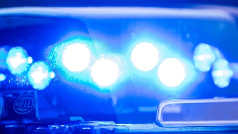 Ein Blaulicht leuchtet auf dem Dach einer Polizeistreife.