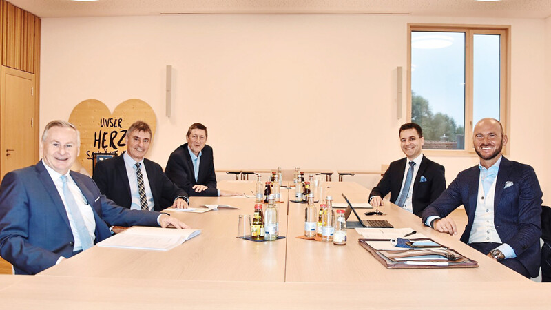 Das künftige Vorstandsquintett der fusionierten Bank (v. l.): Albert Lorenz, Johann Glas und Christoph Schweiger, Thomas Buchner und Konrad Kolbinger.