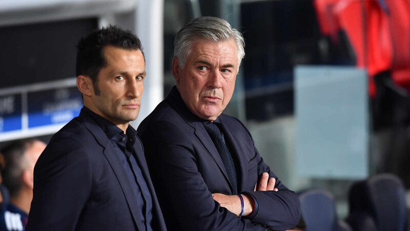 Carlo Ancelotti (r.) und Sportdirektor Hasan Salihamidzic beim Champions-League-Spiel in Paris.
