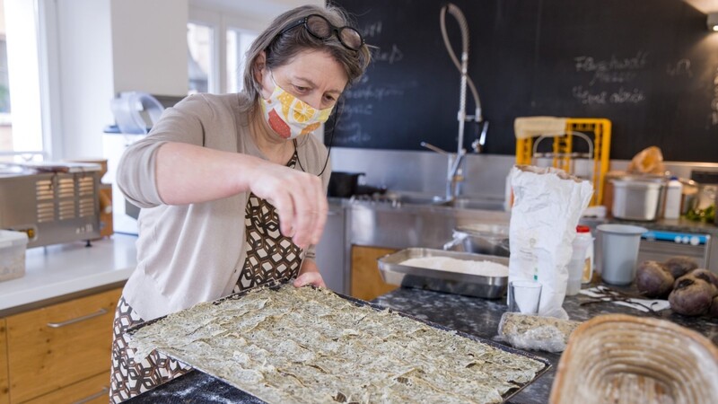 Die Kochschule "Mobile Kochkunst" in Nürnberg bietet jeden Freitag ein Menü zum Abholen an. Inhaberin Gabriele Hussenether bereitet Knäckebrot mit Kürbiskernen vor.