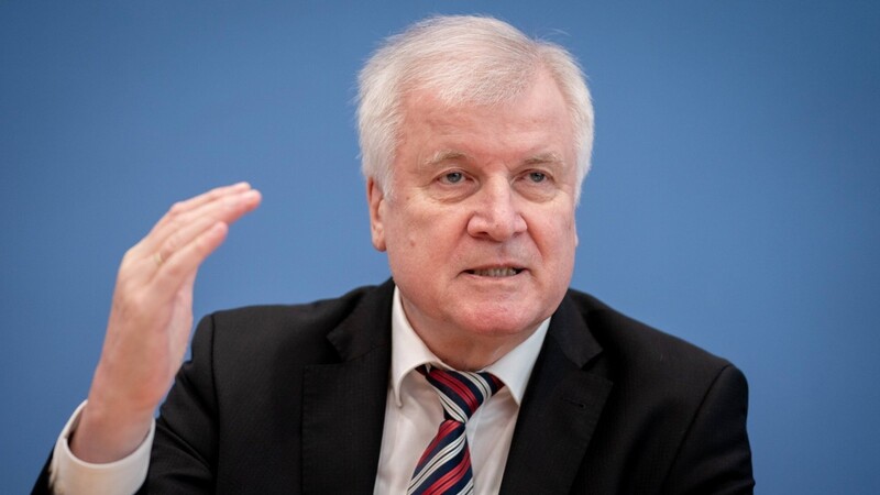 Bundesinnenminister Horst Seehofer will das politische Engagement von Beamten prüfen.