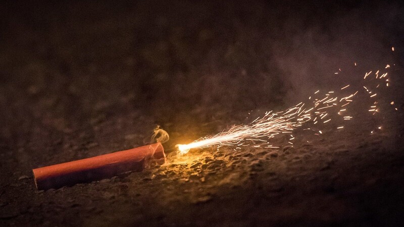 Ein Feuerwerkskörper brennt am Boden ab. Wegen einiger Mängel musste der Silvesterraketen-Hersteller Weco drei seiner Produkte zurückrufen (Symbolbild).