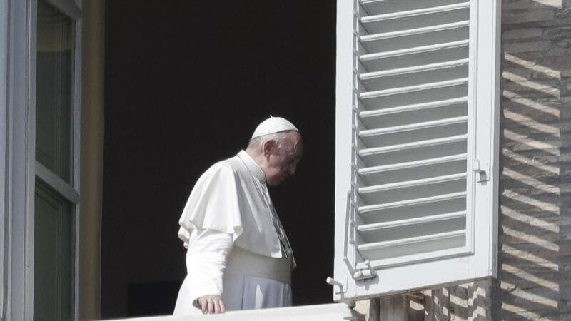 Papst Franziskus hat für Mittwoch weltweit zu einem Sturmgebet gegen das Coronavirus aufgerufen.