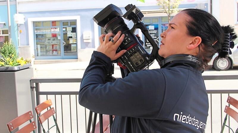 Laura Niemeier nimmt Details ins Visier der Kamera.