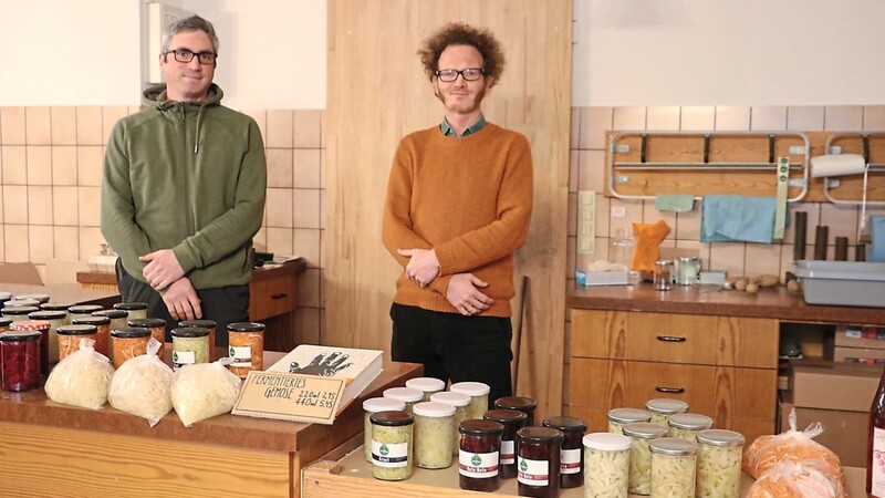 Roland Greiner (links) und Matthias Sabatier im neuen Hofladen ihrer Unternehmergesellschaft.