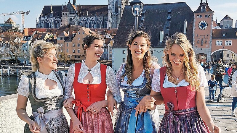 Julia, Marina, Anna und Kathrin (v.li.) sind vier der Dirndlschönheiten, die auf der Instagramseite "Bavarian Beauties" zu sehen sind.