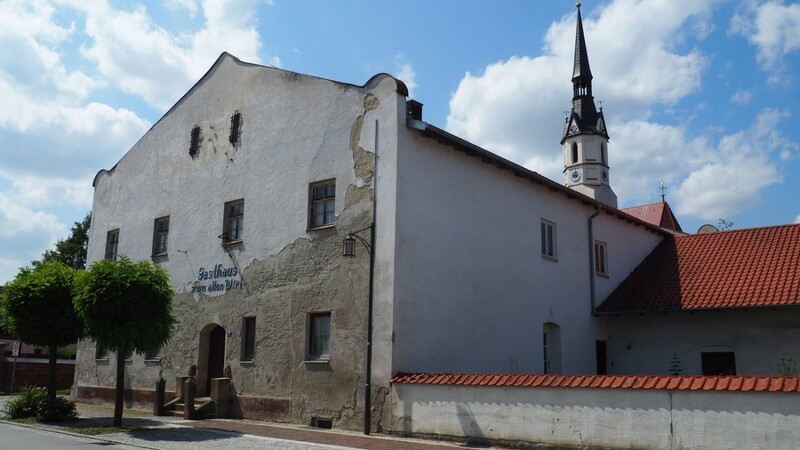 Zwischen Wirtshaus und Pfarrkirche besteht eine enge räumliche, aber auch eine historische Beziehung.